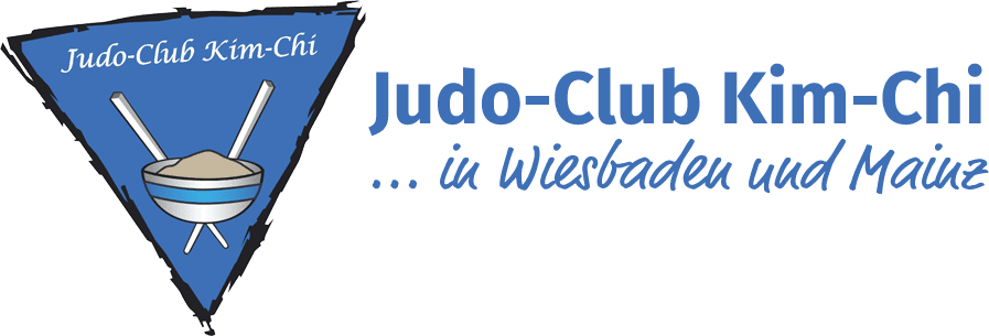Logo des Judo-Clubs Kim-Chi mit stilisiertem Judogi und Schriftzug in Blau. Standortangabe: Wiesbaden und Mainz.